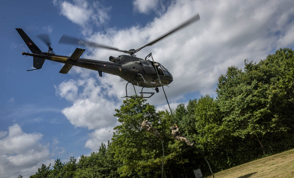 To soldater fra Frømandskorpset ankom med Fennec-helikopter.
