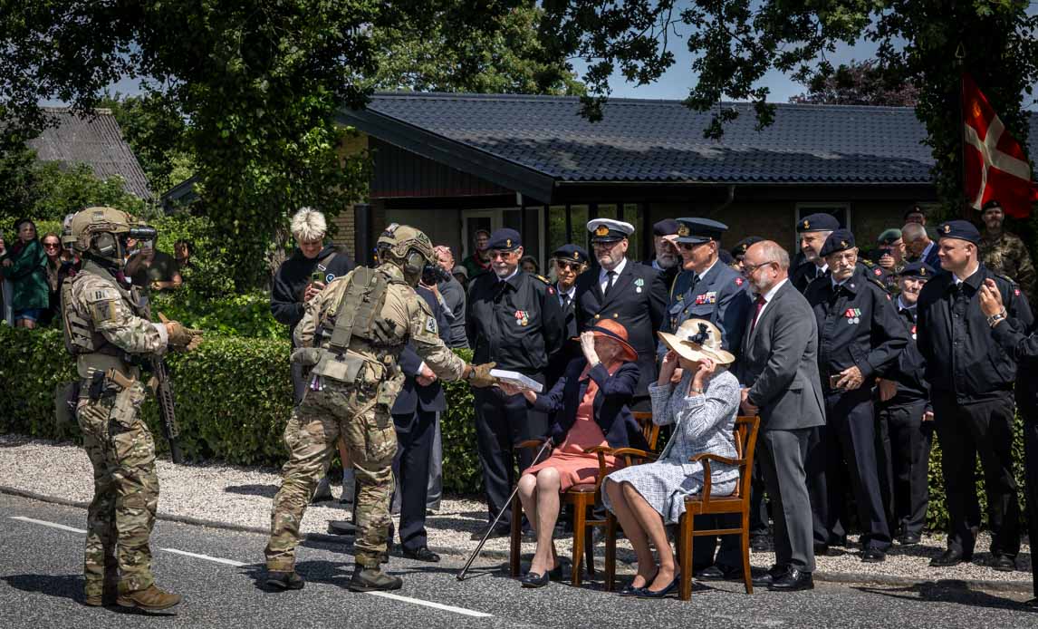 Soldater fra Frømandskorpset overrækker en gave til H.M. Dronning Margrethe.