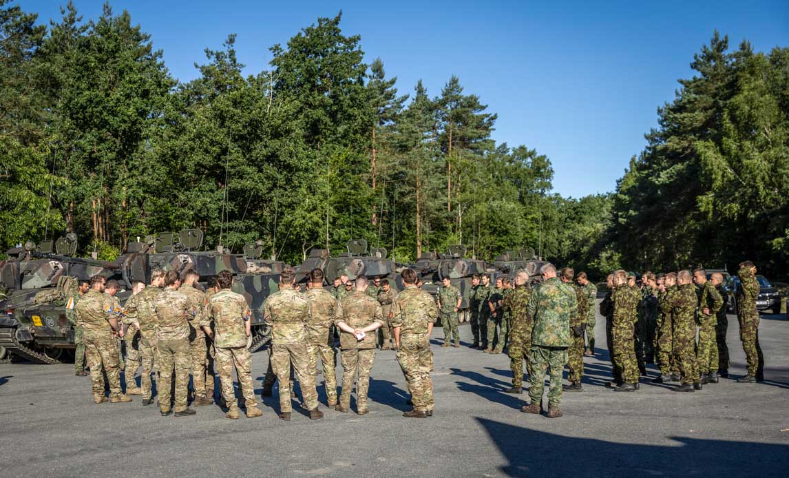 soldater i samtale med internatinale kollegaer under konkurrence i Tyskland