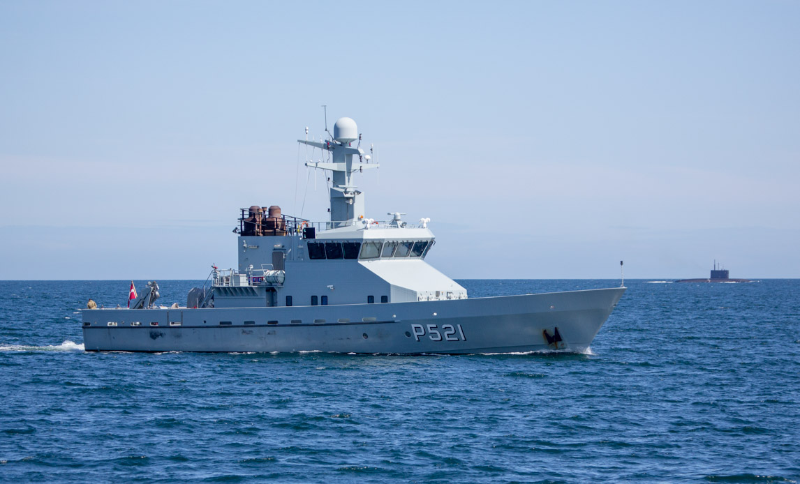 Søværnets skib foran russisk ubåd.