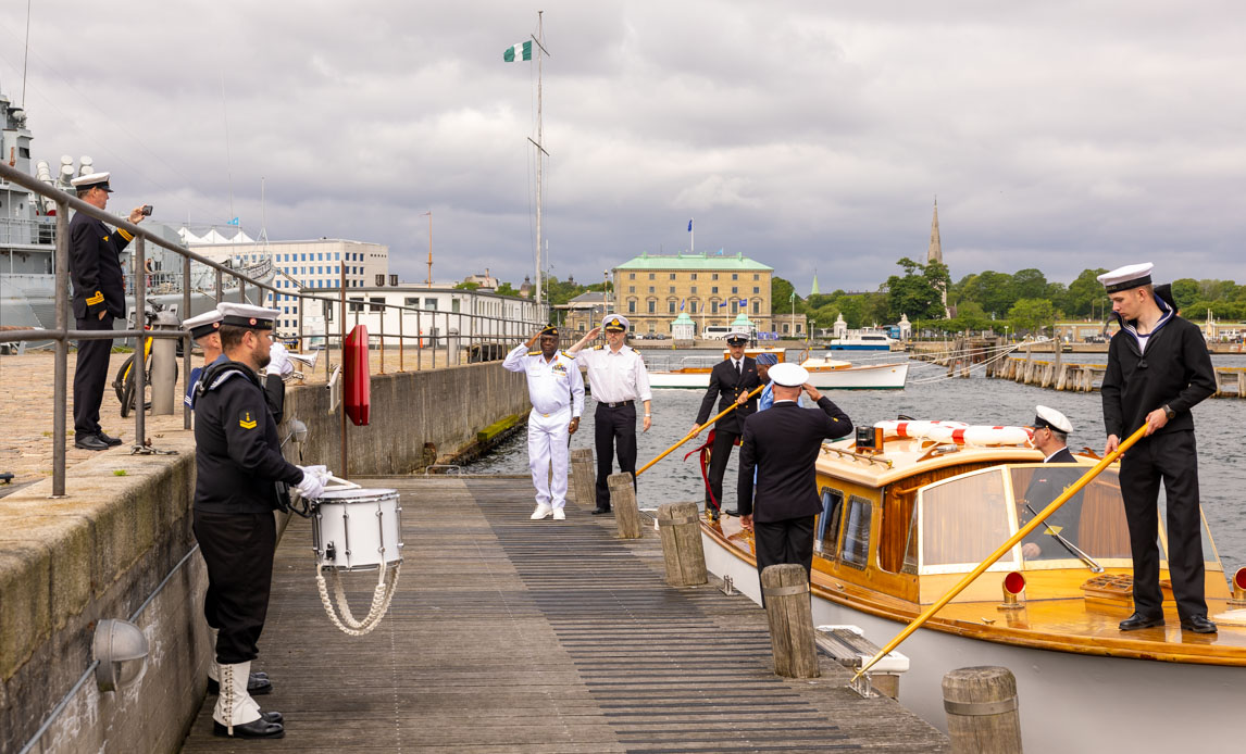 Chefen for Nigerias flåde har besøgt Danmark for at afsøge mulighederne for et øget samarbejde med Søværnet