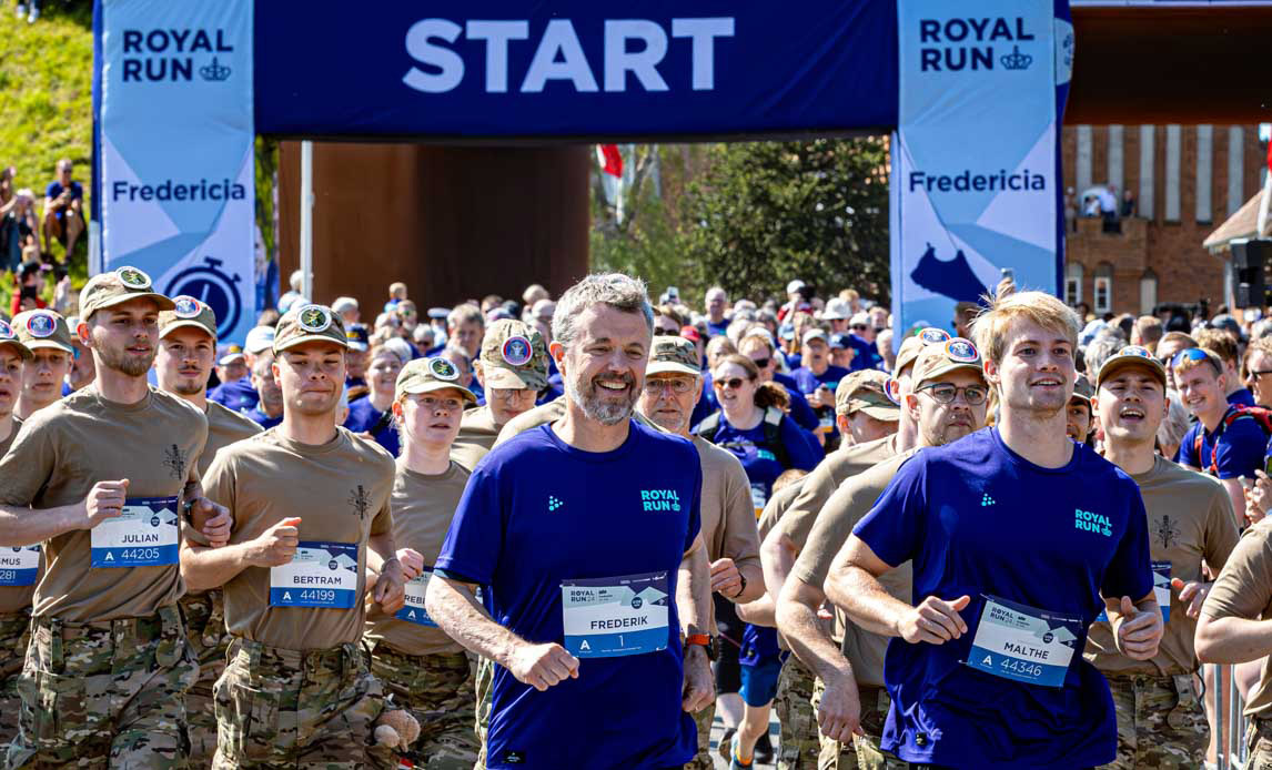 Kongen løber med soldater ved Royal Run 2024