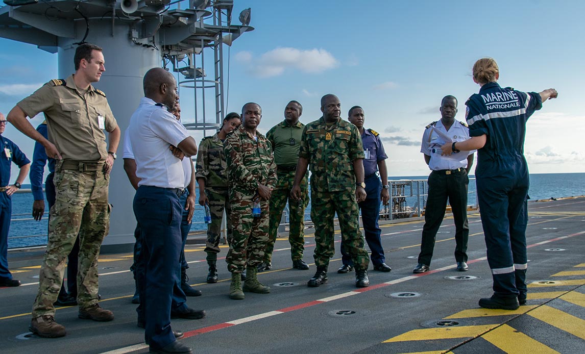 Danske og afrikanske søofficerer om bord på Mistral i 2016 i forbindelse med afholdelse af kursus i piratbekæmpelse.