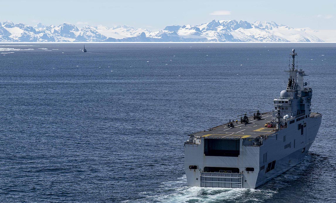 Helikopterhangarskibet Mistral ved Grønlands kyst. Under toget Operation Jeanne d'Arc har skibet været i Afrika, Syd- og Nordamerika, nord for polarcirklen og et af togtets afsluttende destinationer er København.