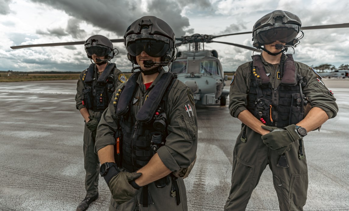 Norsk helikopter-besætning klar til at flyve dansk Seahawk-helikopter.