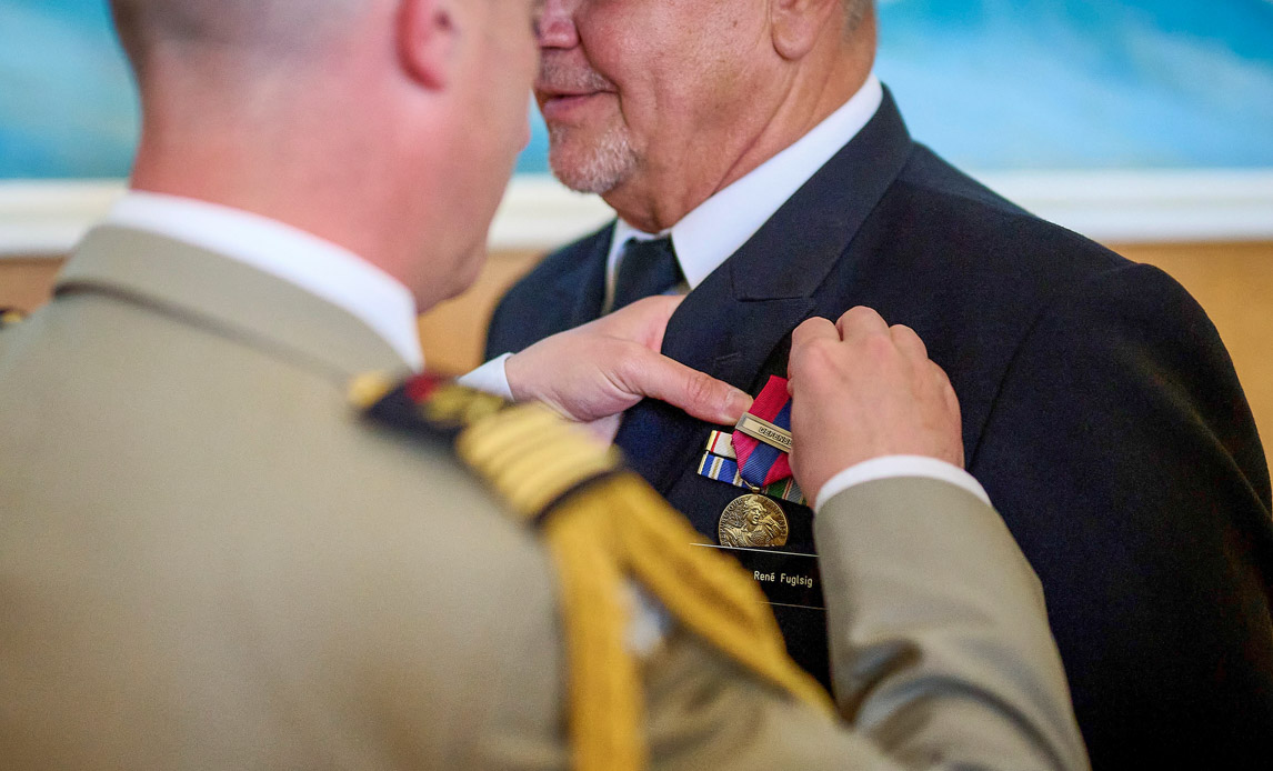 Medaljen overrækkes.