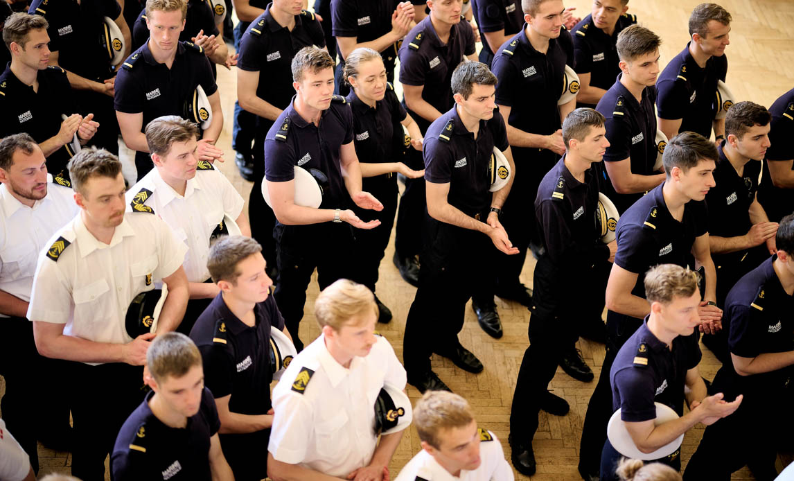 officerskadetter klapper ved medaljeparade