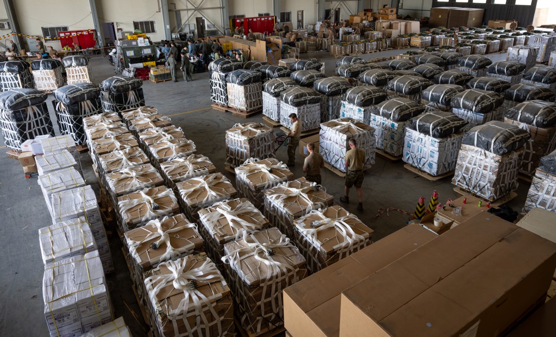 Flyvevåbnet dropper nødhjælp over Gaza i august 2025.