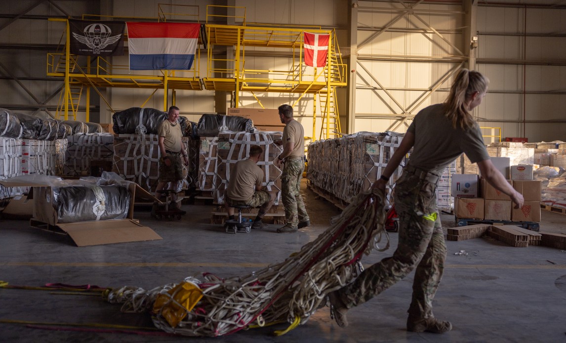 Flyvevåbnet dropper nødhjælp over Gaza i august 2025.
