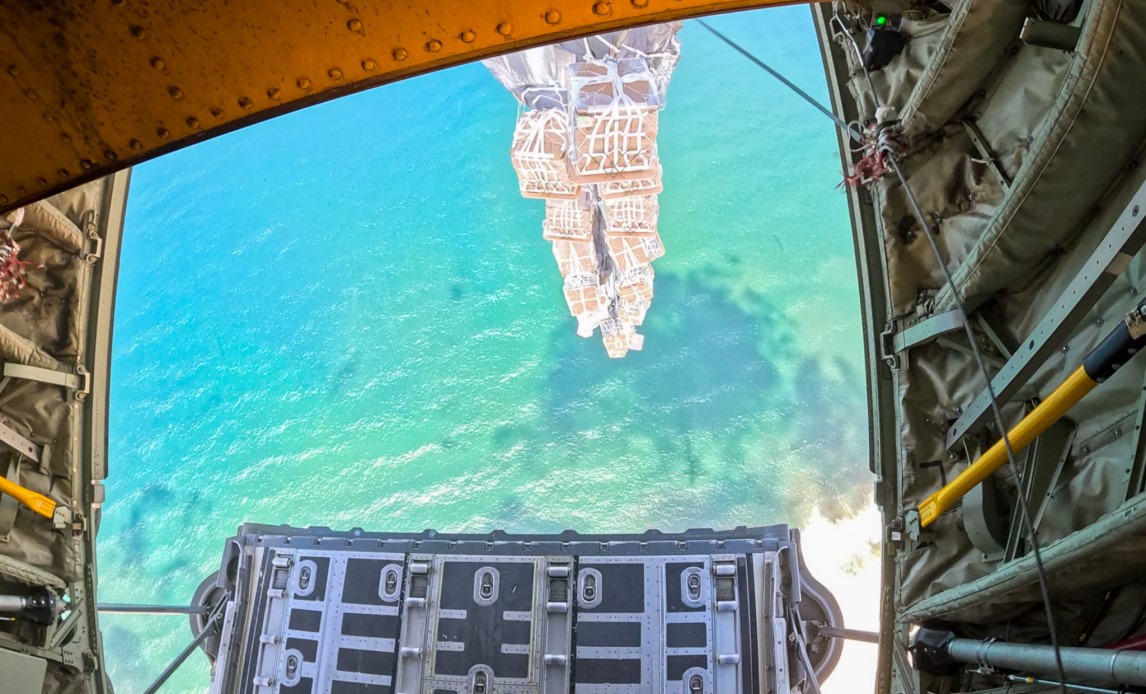 Flyvevåbnet dropper nødhjælp over Gaza i august 2025.