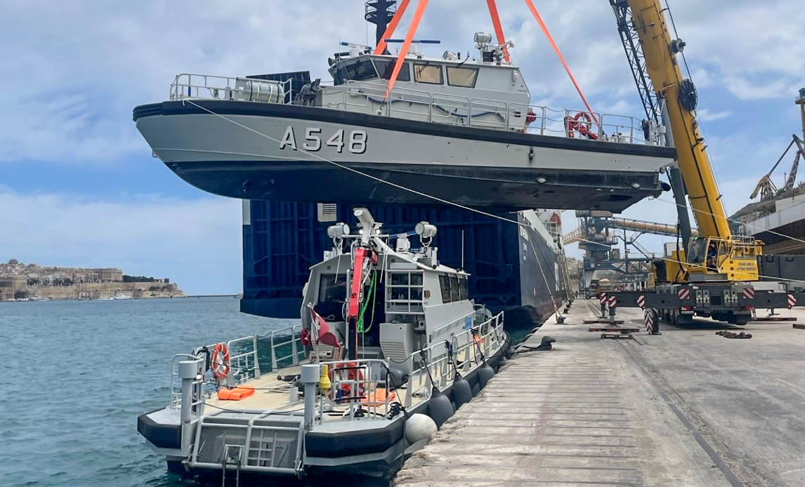 Fartøjet MUNIN løftes i vandet i Valetta havn på Malta