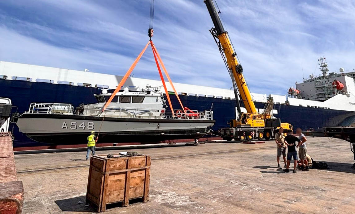 MUNIN løftes fra BOTNIA SEAWAYS og til kajen i Valetta.