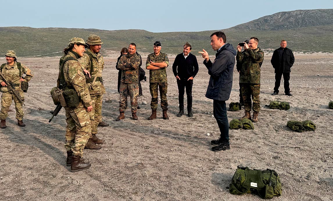 Den tyske delegation besøgte tirsdag grønlandske studerende fra Arktisk Basisuddannelse på skydeøvelse i Kangerlussuaq.