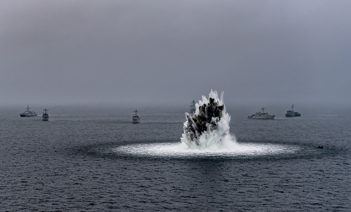 Den danske Historical Ordnance Disposal Operation blev afsluttet med en minesprængning på cirka 500 kilo TNT.
Slaellands Odde 26 NOV 19, SNMCMG1, FGS Weilheim, HNLMS Urk, BNS Bellis, HNOMS Rauma, LVNS Talivaldis and HDMS Thetis. The flagship have the danish press onbord to cover the danish HOD OPS and see at mine detonation. The Admiral from the Royal Danish Navy was visiting HDMS Thetis. The Admirale came with the Danish airforce helicopter MH-60R during the Danish HOD OPS..
SNMCMG1 is operating in the Kattegat close to Sjaellands Odde DA. SNMCMG1 contributing to NATO’s situational awareness and participating in international exercises with Allied nations in the region.NATO photo by CPO Brian Djurslev