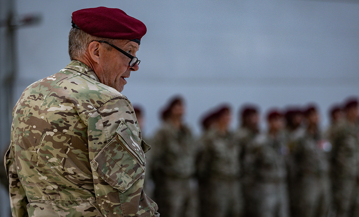 Chefen for Specialoperationskommandoen taler ved paraden