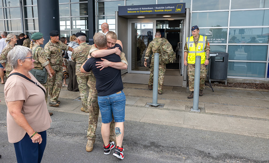 FLF soldater siger farvel til pårørende
