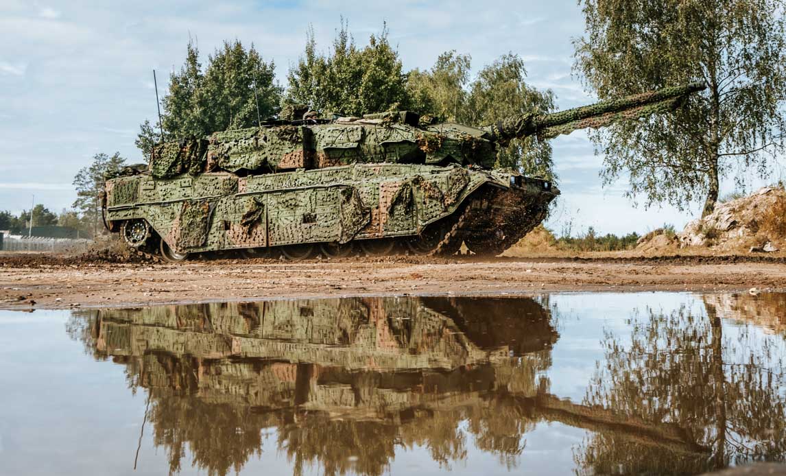 Dansk Leopard 2a7 på øvelse i Letland.