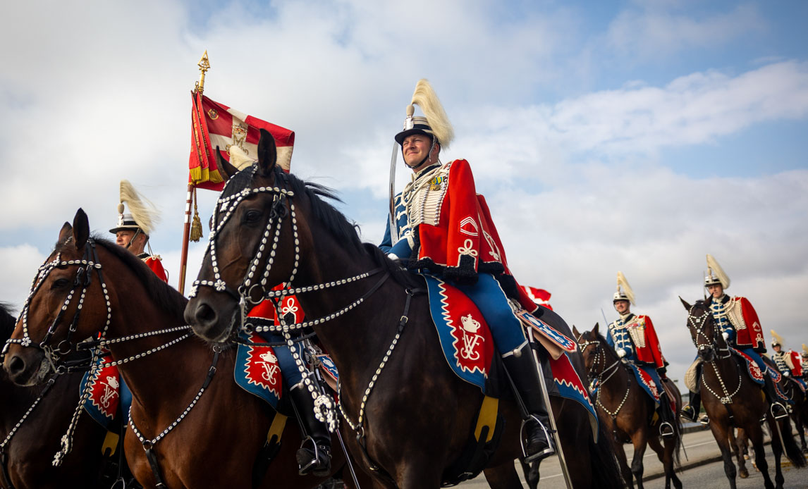 Gardehusarregimentet rider eskorte i Thisted.