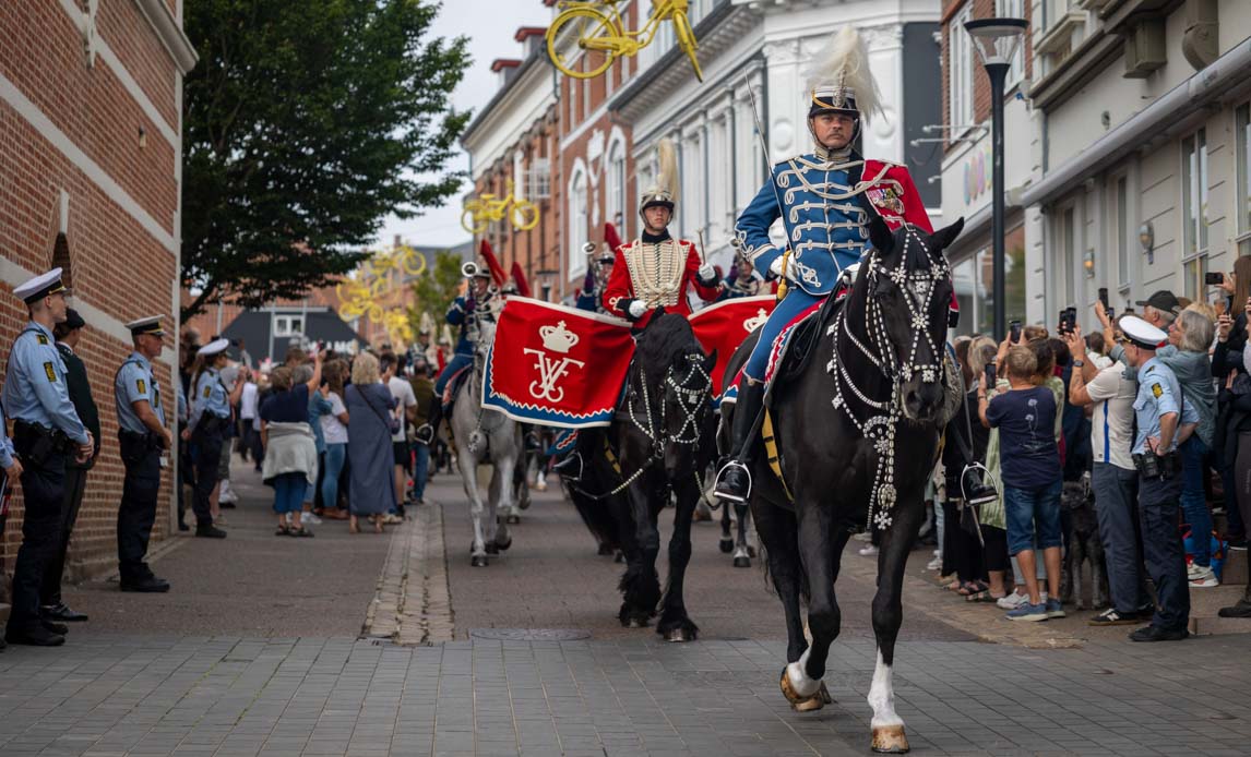 Hesteskadronen på eskorte gennem Thisted