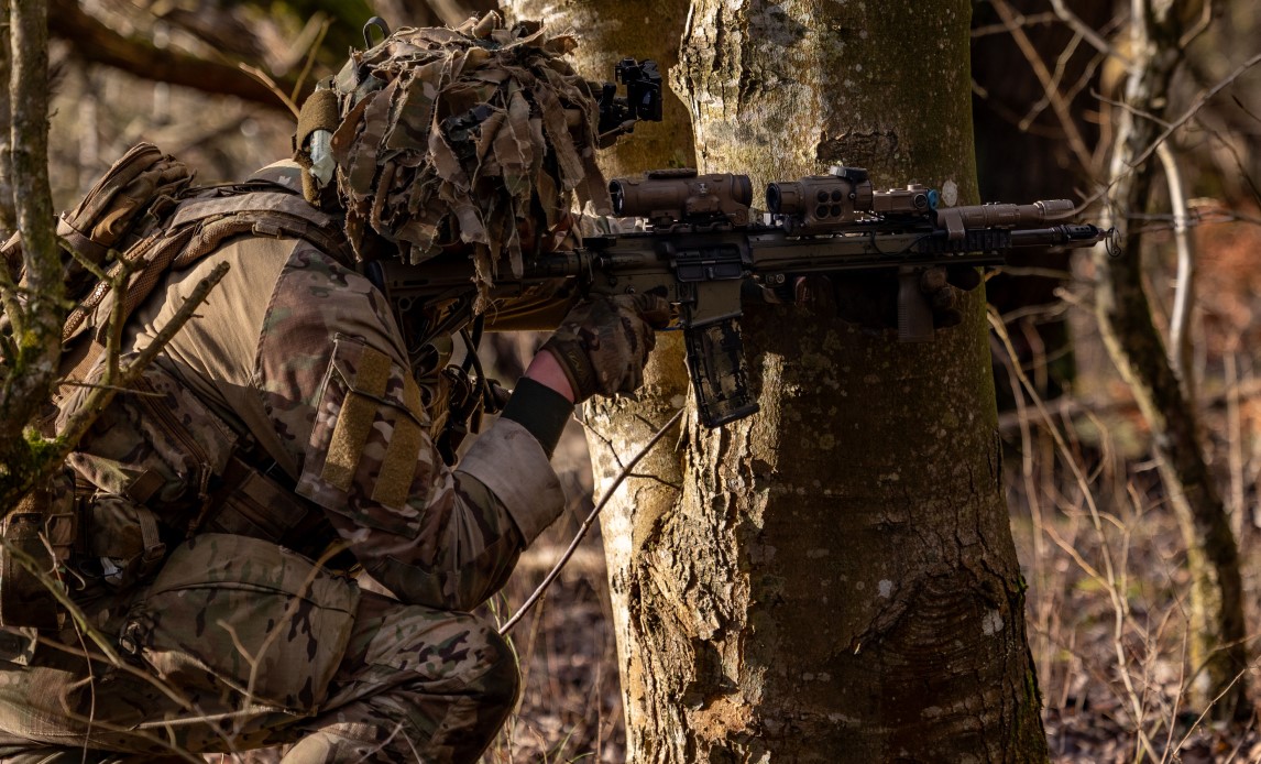 Dansk soldat på øvelse i Letland.