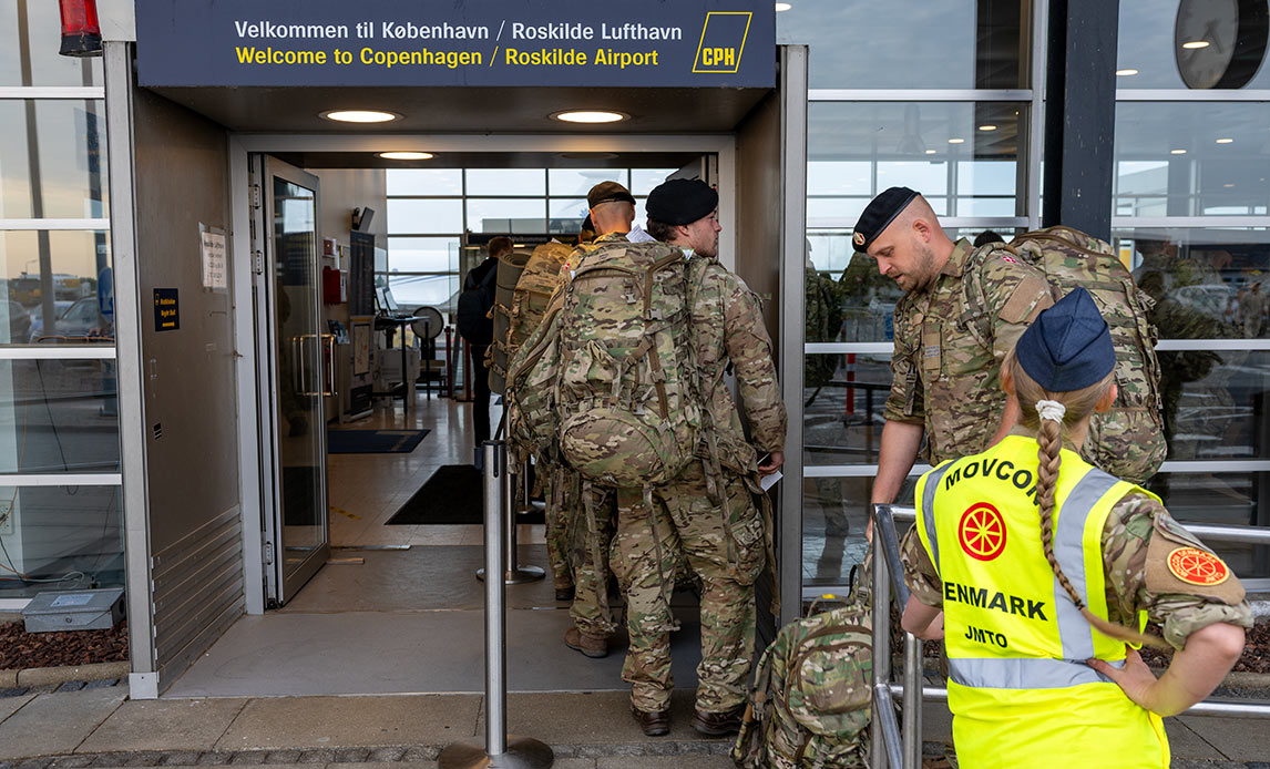 Soldater på vej ind til Roskilde lufthavn