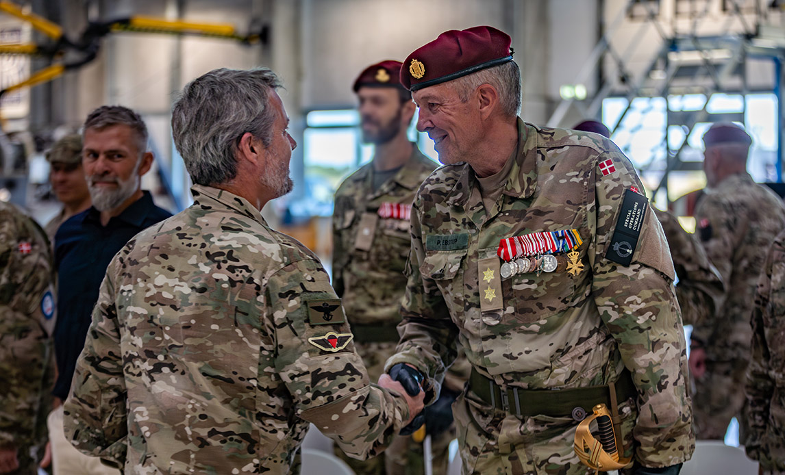 Kongen hilser på chefen for Jægerkorpset