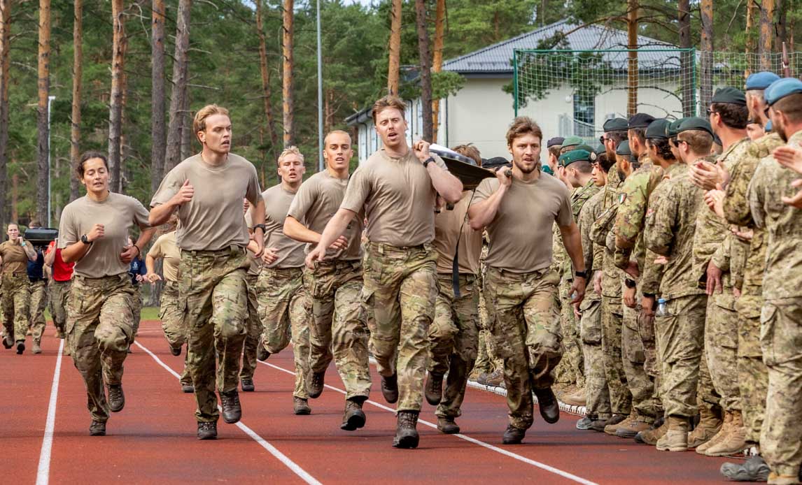 Soldater løber til et idrætsarrangement