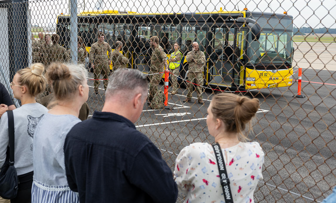 Soldater venter på bus, der skal gøre dem til flyet
