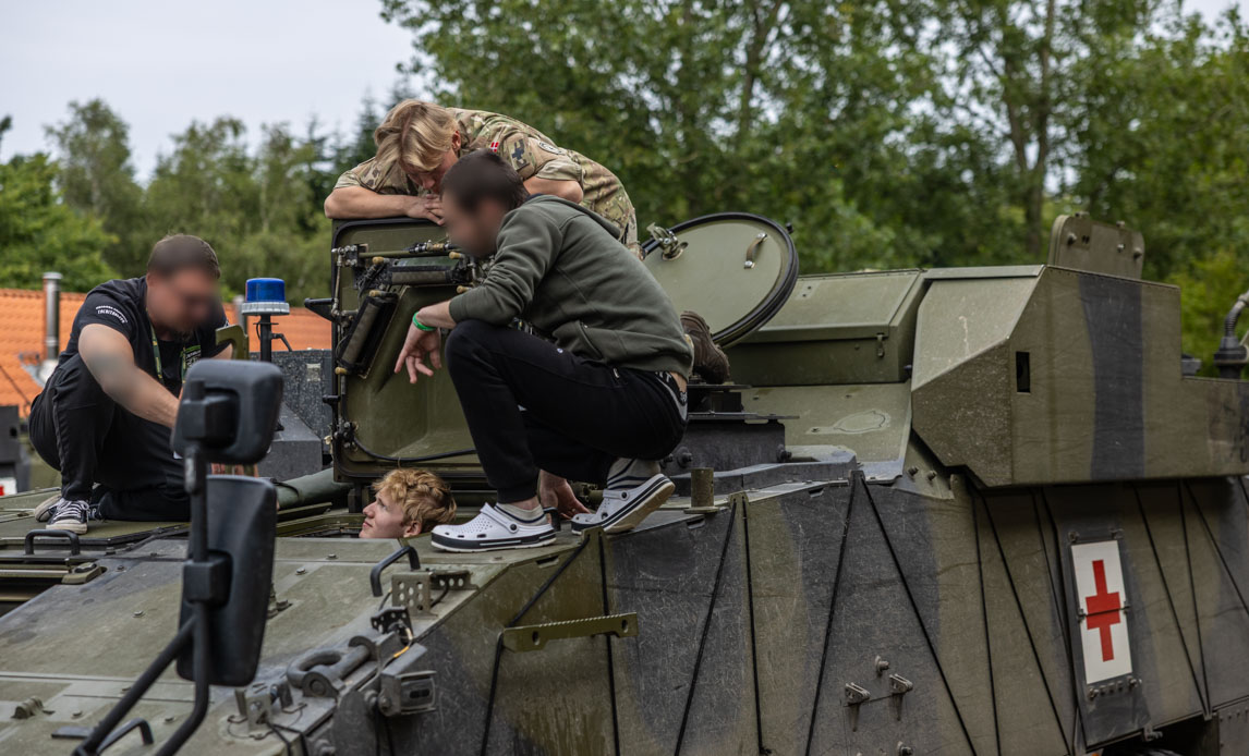 Danske og ukrainske personel inspiserer en pirahan