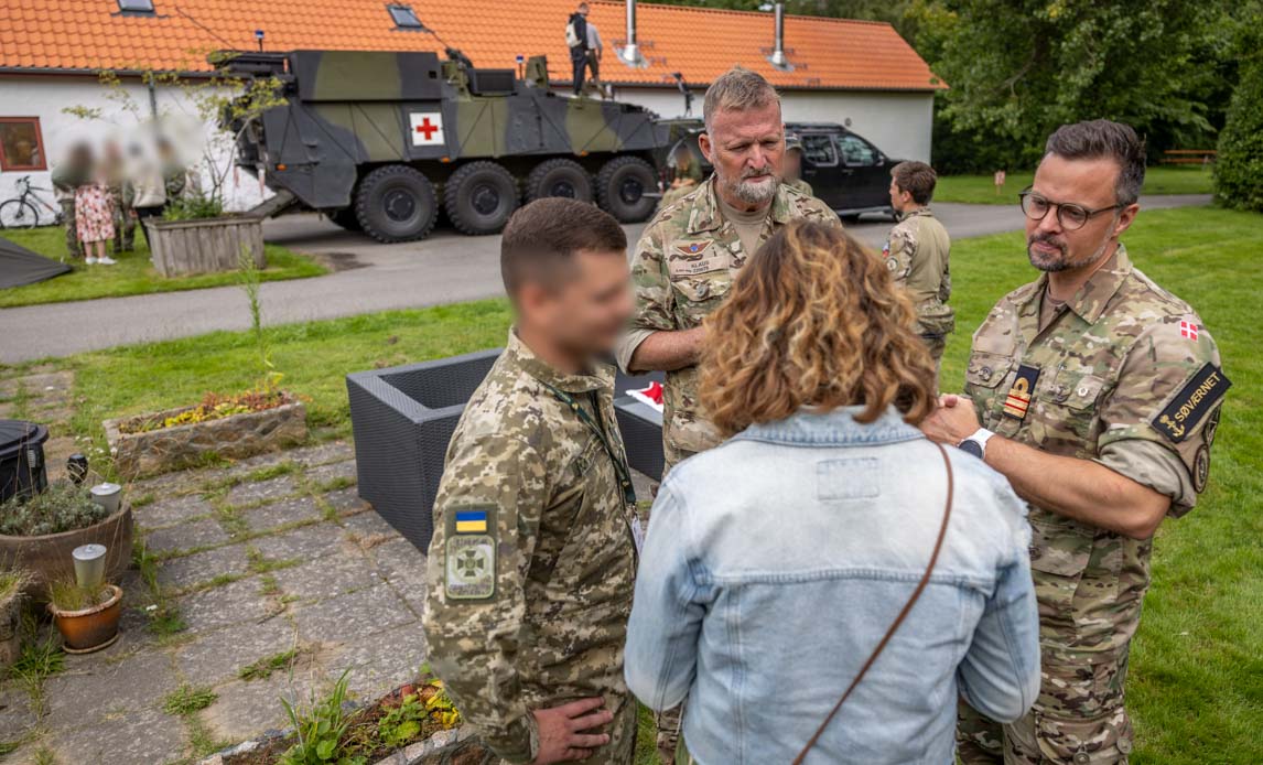 Dansk og ukrainsk sanitetspersonal i samtale