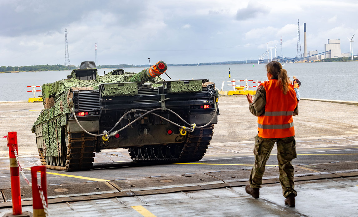Kampvogn lastes på transportskib for transport il Letland.