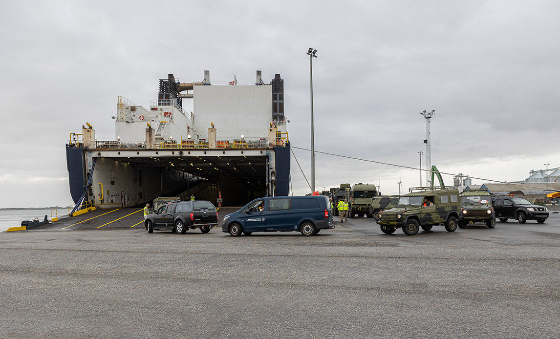 Støttekøretøjer lastes før transport til Letland