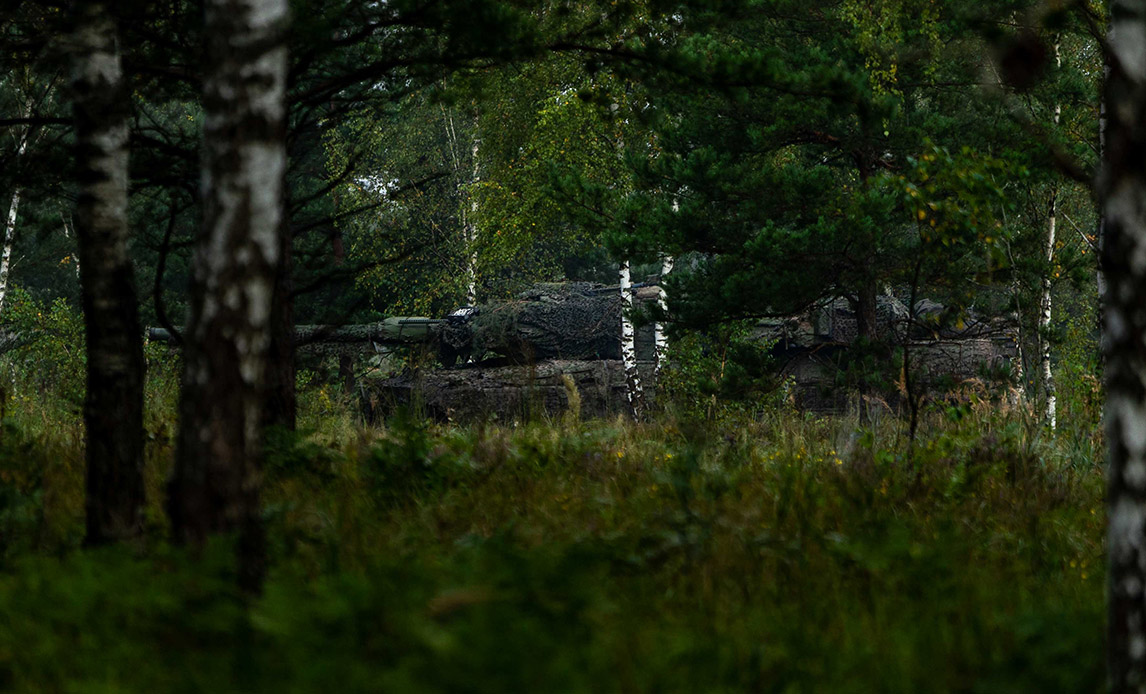 Dansk kampvogn venter på de canadiske styrkers fremrykning i de sidste dage af øvelse Oak Resolve