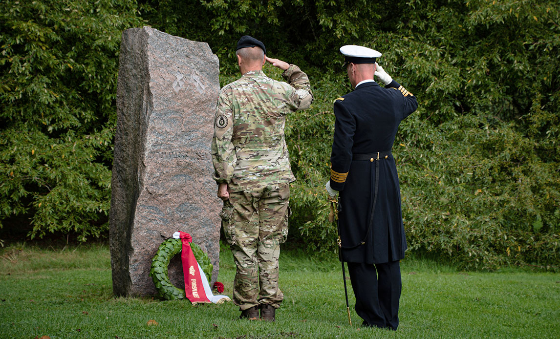 Kransen på vegne af Forsvaret lægges ved Mindeparken i Aarhus