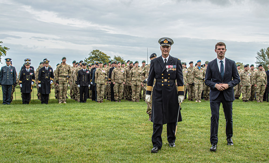 Garnisonskommandant for Aarhus Garnison, kommandør Jesper Lynge og borgmester i Aarhus Kommune, Anders Winnerskjold forlader paraden i Mindeparken i Aarhus