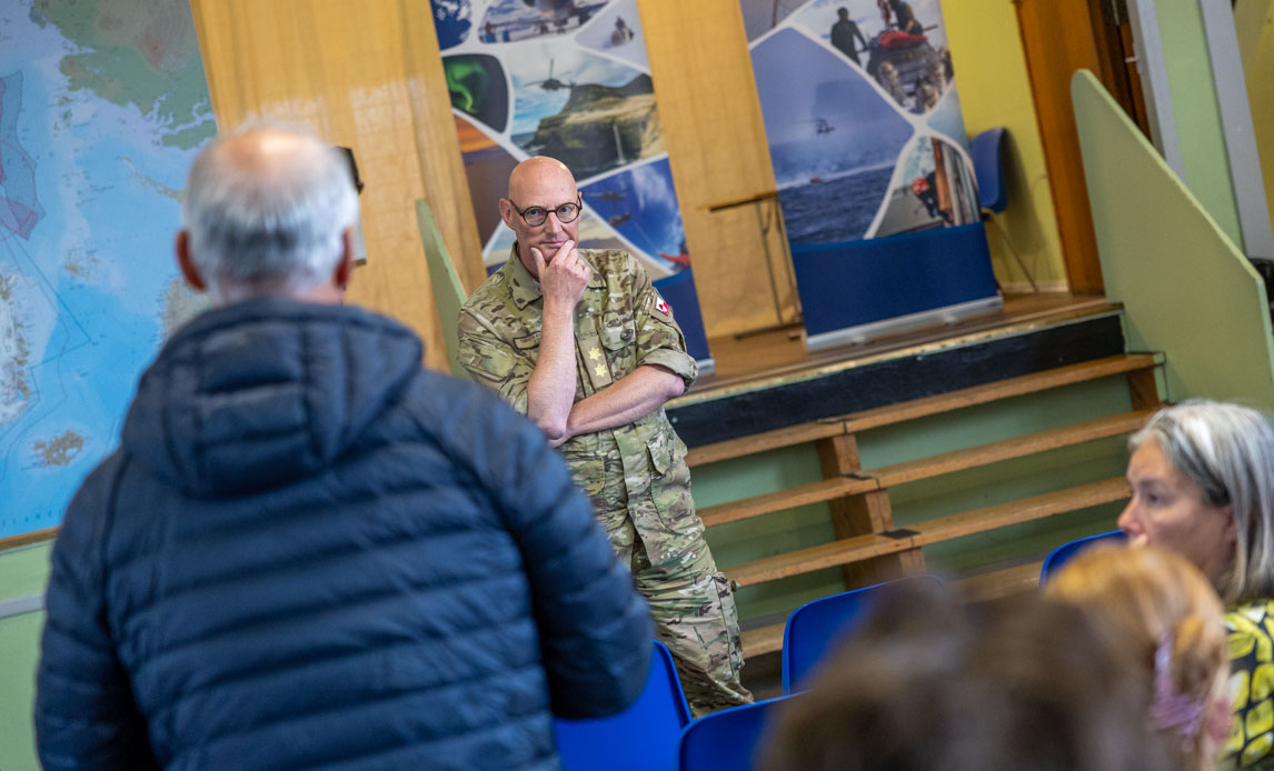 Chefen for Arktisk KOmmando svarer på spørgsmål til et borgermøde