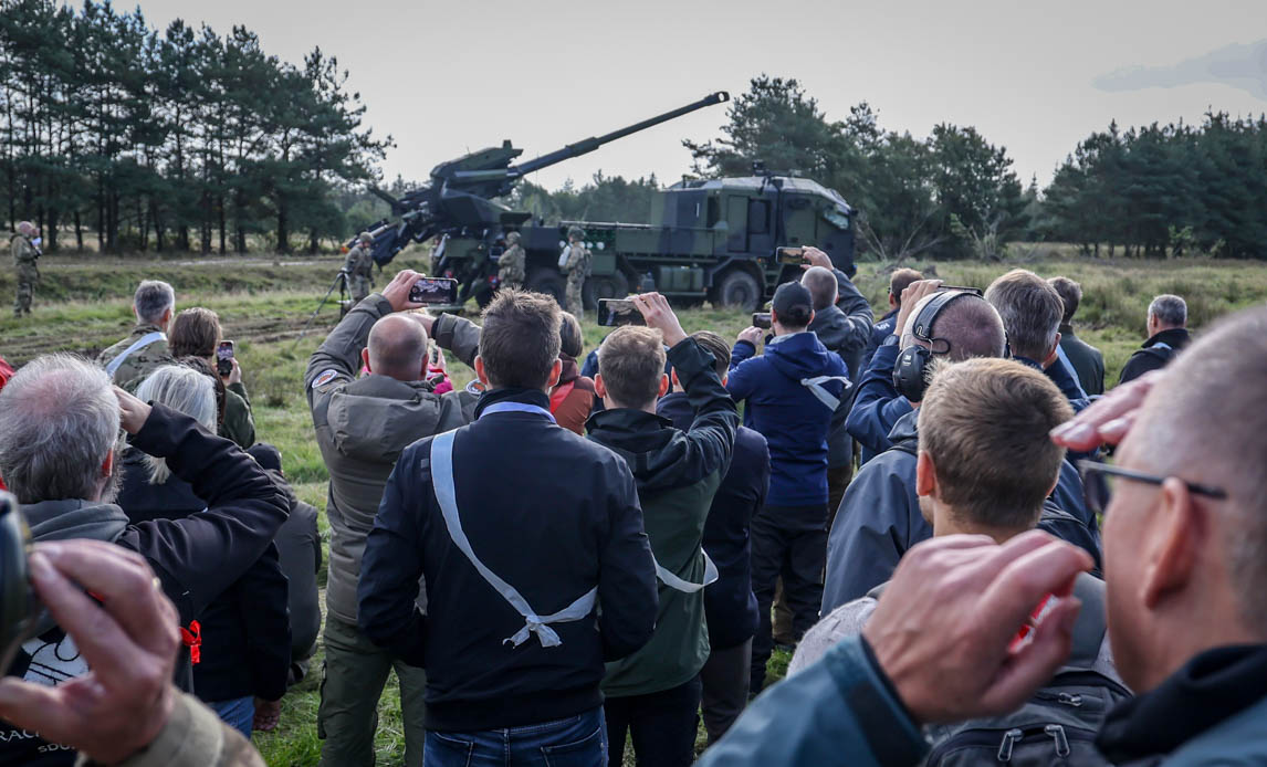 Civile ser på militært udstyr