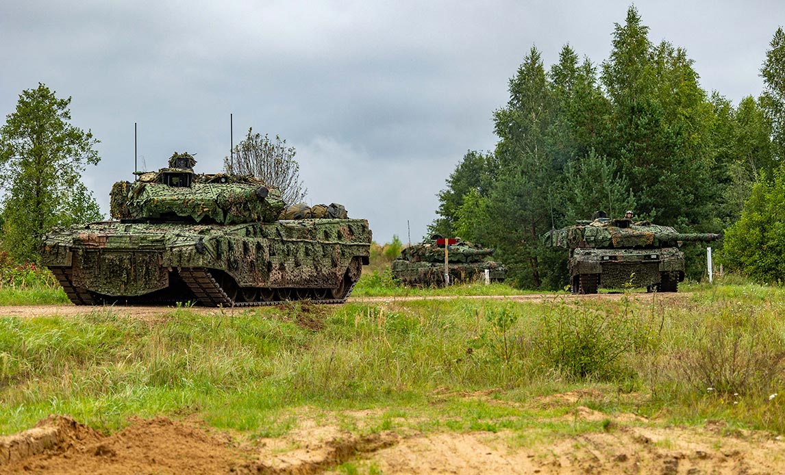 Kampvogne i fremrykning under Oak Resolve.