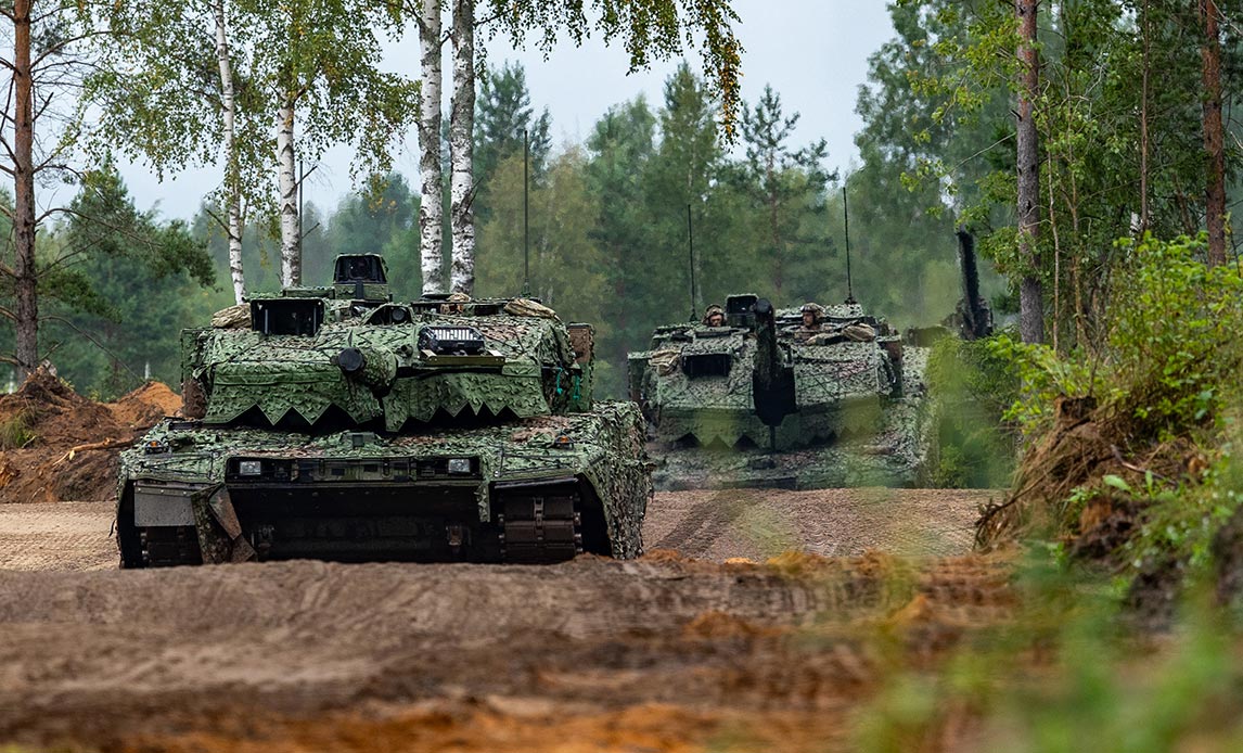 Kampvogne i fremrykning under Oak Resolve.