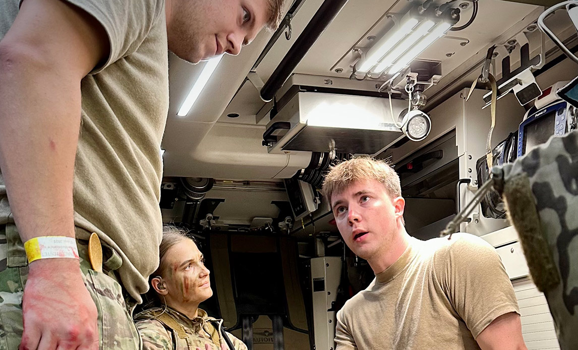 Et kursus hos Trænregimentet giver medicinstuderende teoretisk og praktisk indsigt i opgaverne hos Forsvarets læger. Til højre medicinstuderende Casper Nielsen