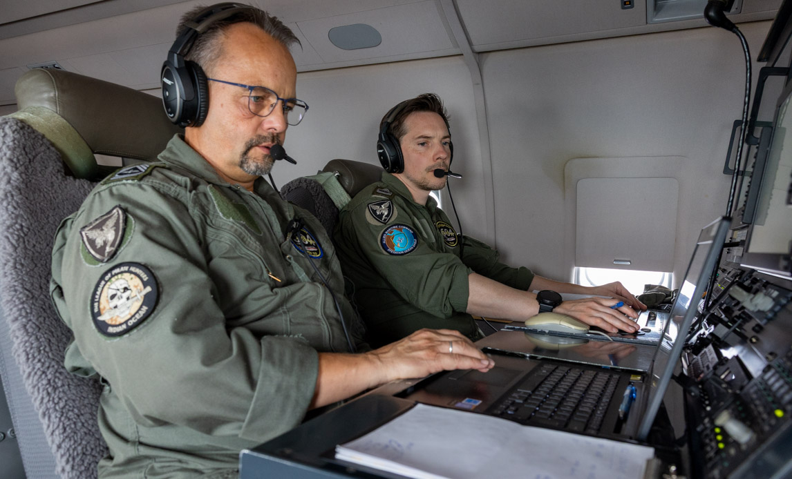 Teknikere i Challengerflyet, der følger F-16