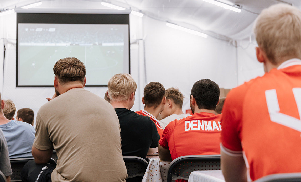 Danske soldater nyder landskamp til flagdagen.