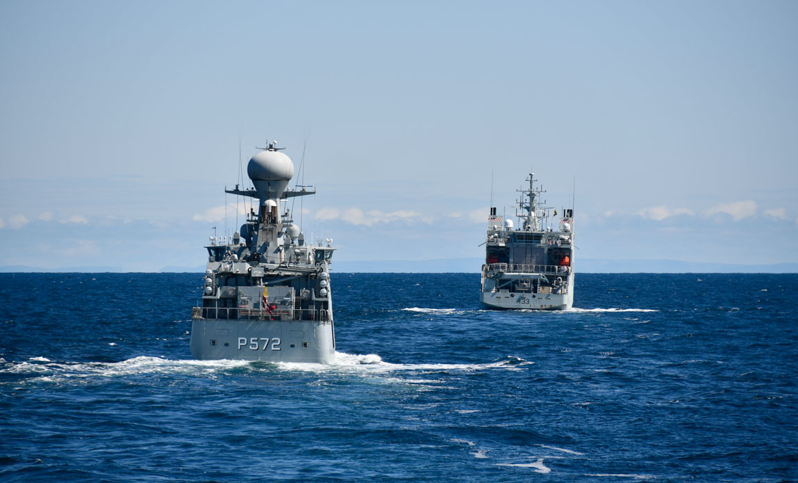 Dansk og fransk krigsskib sejler og øver sammen i Arktis.