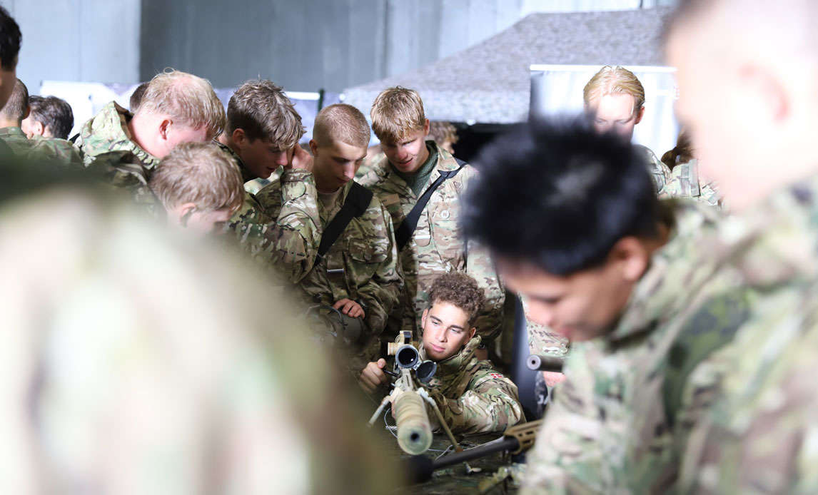 Værnepligtig soldat med finskytteriffel til karrieredag