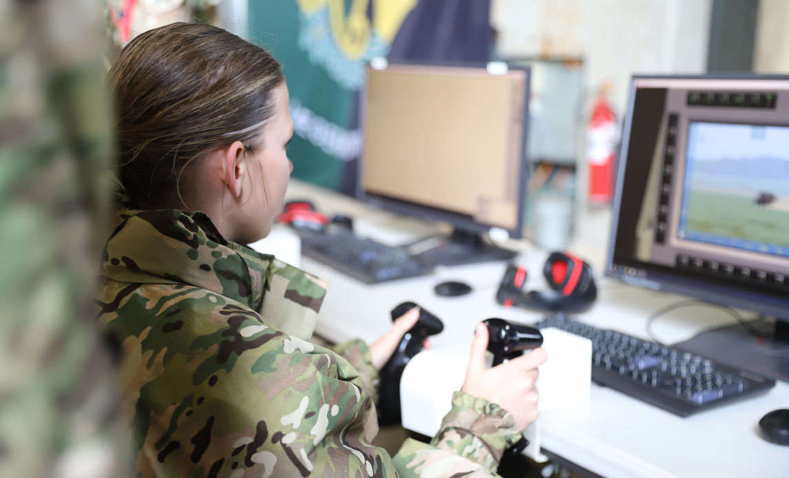 Værnepligtig soldat ved simulator