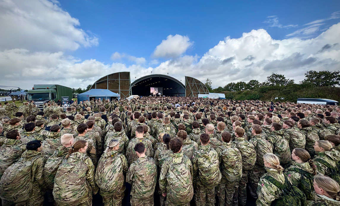 mange unge værnepligtige kigger på en scene til karrieredagen 2025