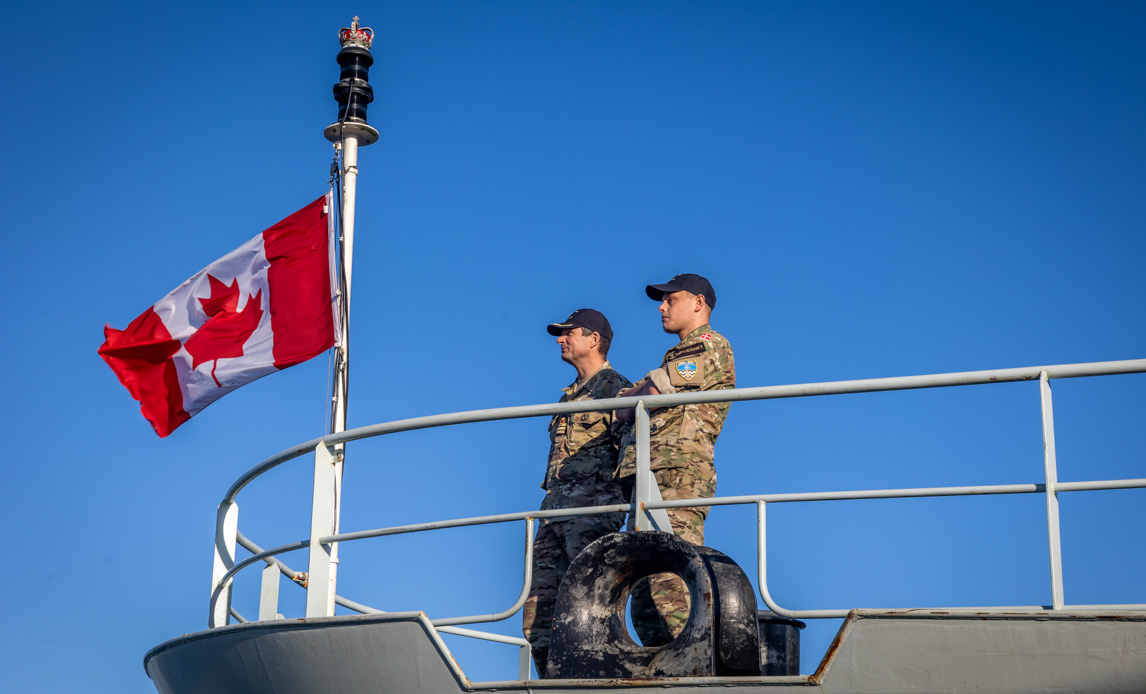 Danske soldater på dækket af skibet med dannebrog