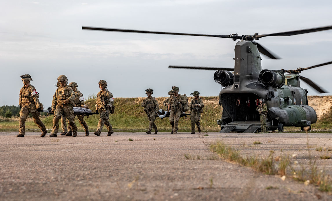 Sanitetsdelingen træner evakuering af en såret med helikopter. Helikopteren er en canadisk Chinook.