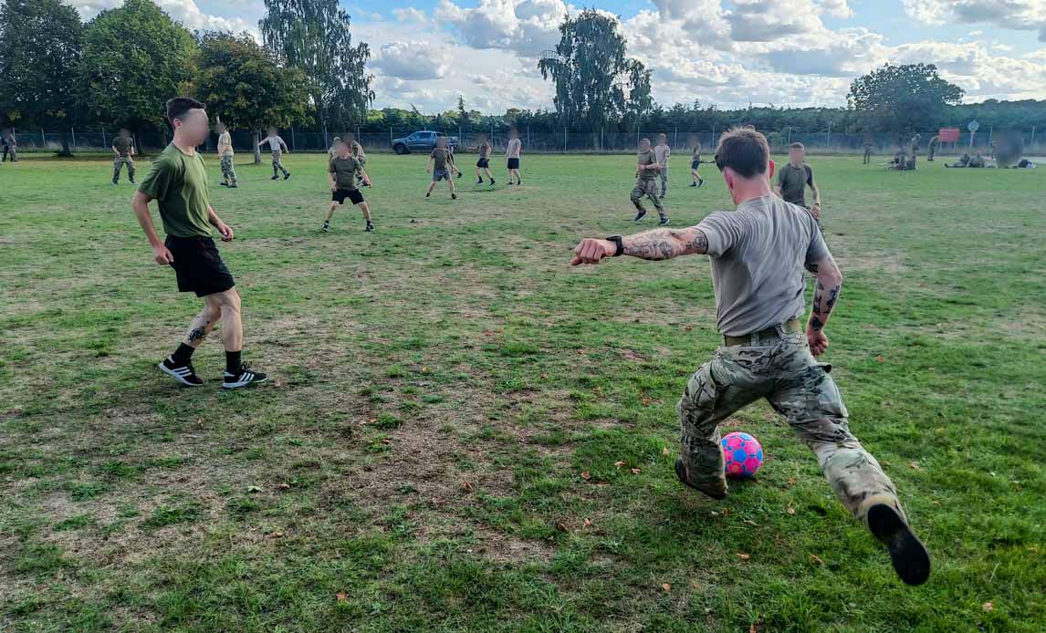 Danske og ukrainske soldater spiller fodbold
