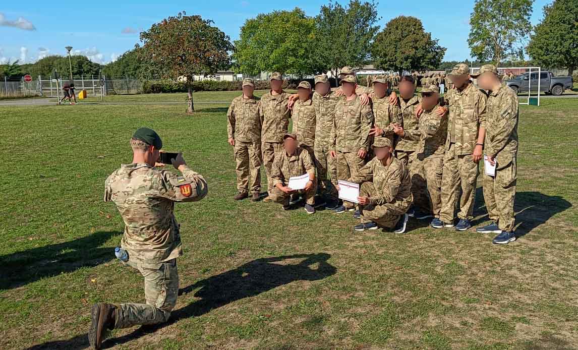 Holdbillede af ukrainske rekrutter inden hjemsendelse fra Storbritannien